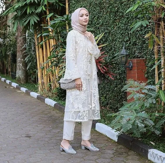 8 Potret Kebaya dan Celana Putih Buat Kondangan. Elegan dan Bisa Bikin Langsing! 11