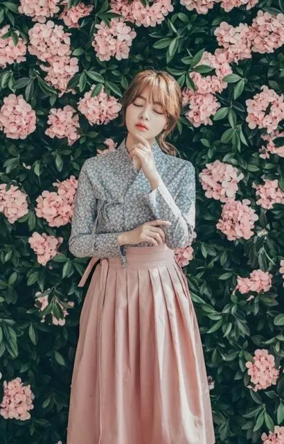 9 Potret Hanbok Modern Ala Korea; Cantik Buat Kondangan atau Acara Resmi Lainnya! 12