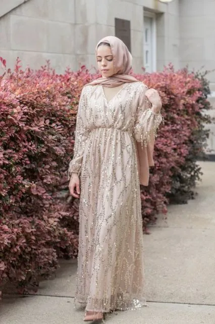 Mewah tapi Simpel, Ini 8 Kebaya Bernuansa Emas Buat Hijabers Demi Menyambut 2021! 15