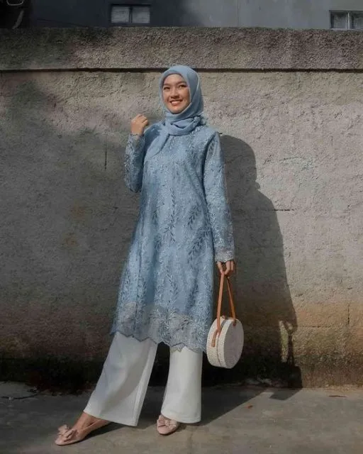 8 Potret Kebaya dan Celana Putih Buat Kondangan. Elegan dan Bisa Bikin Langsing! 10