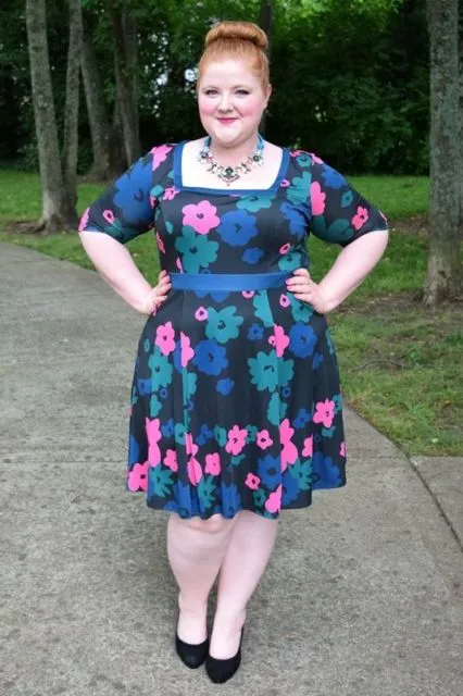 Liz, Fashion Blogger Bertubuh Curvy yang Percaya Diri dengan Aneka Dress Berwarna. Layak Ditiru! 11