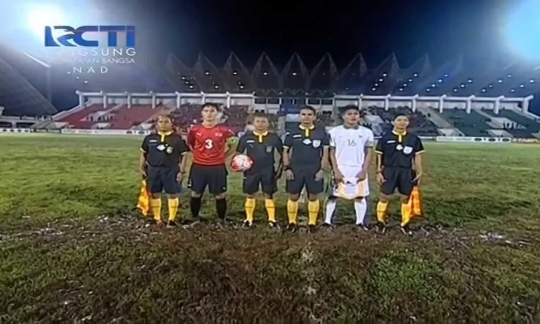 11 Lapangan Bola Aneh yang Ada di Dunia. Messi dan Ronaldo Main di Sini Belum Tentu Jago! 12