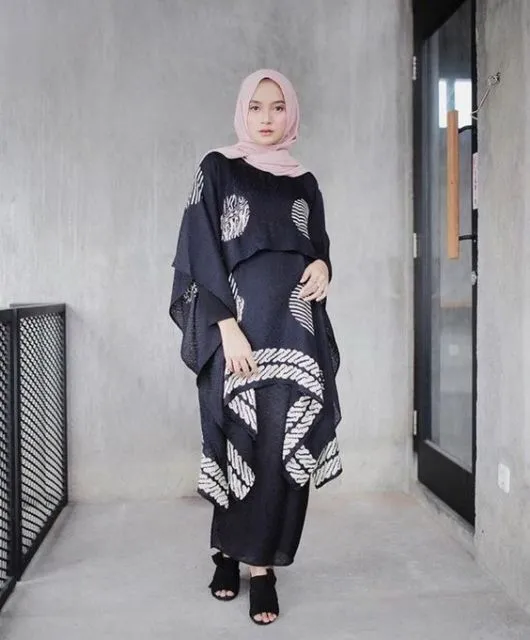 Ingin Tampil Lebih Elegan? Coba Deh Pakai 9 Setelan Batik yang Langka nan Cantik Ini! 17