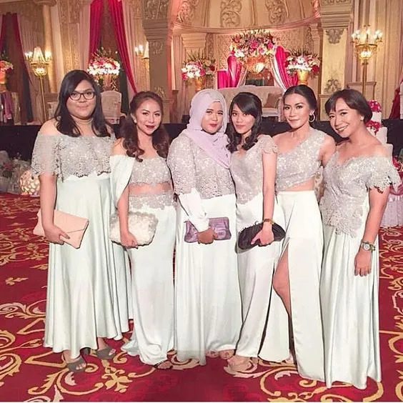 8 Model Kebaya yang Cocok Dipakai Buat Acara Malam Hari. Pilihan Warnanya Elegan! 11