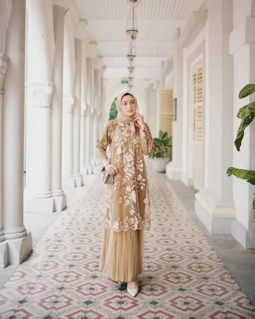 Mewah tapi Simpel, Ini 8 Kebaya Bernuansa Emas Buat Hijabers Demi Menyambut 2021! 9