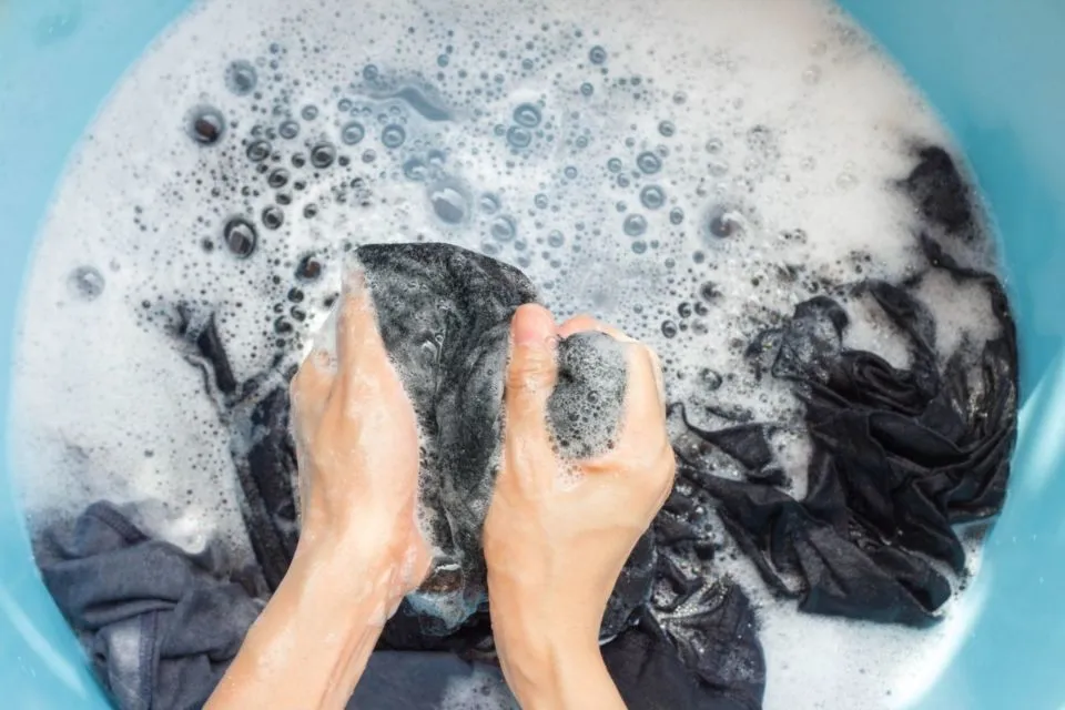 7 Kebiasaan Cuek yang Bikin Pakaian Dalam Cepat Melar. Belum Apa-Apa Udah Rombeng Semua 11