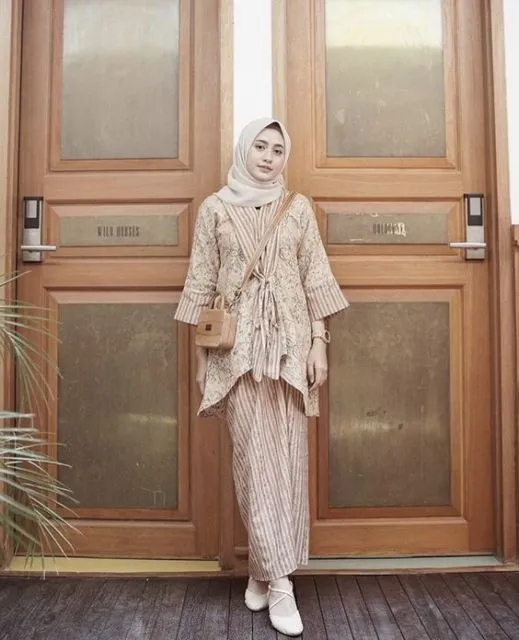 Ingin Tampil Lebih Elegan? Coba Deh Pakai 9 Setelan Batik yang Langka nan Cantik Ini! 15