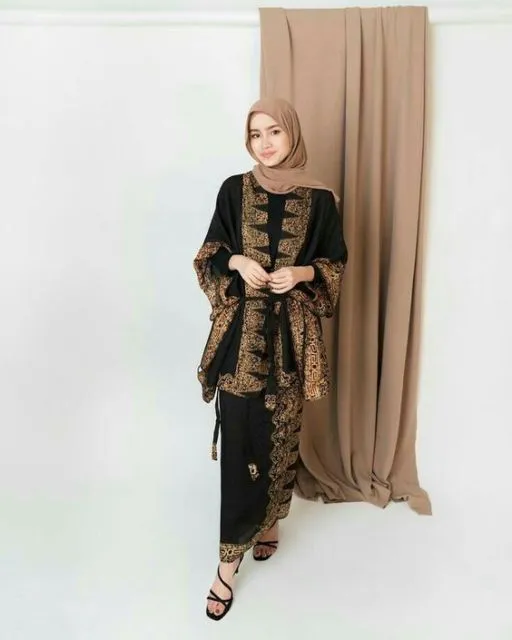 Ingin Tampil Lebih Elegan? Coba Deh Pakai 9 Setelan Batik yang Langka nan Cantik Ini! 13