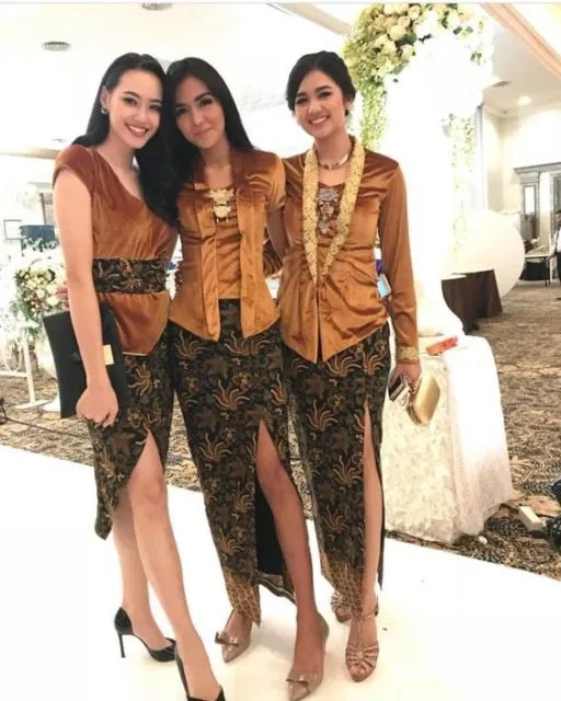 Pesona 9 Kebaya Kutu Baru Modern yang Masih Digemari di Penghujung Tahun. Super Anggun! 16