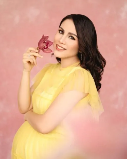 10 Flawless Maternity Photo ala Momo Geisha. Ugh, Sukses Bikin Pangling Karena Makin Glowing! 14