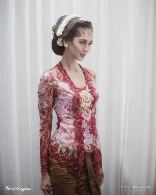7 Panduan Praktis Pilih Kebaya Lamaran untuk si Kurus. Jadi Lebih Proporsional Seketika~ 12