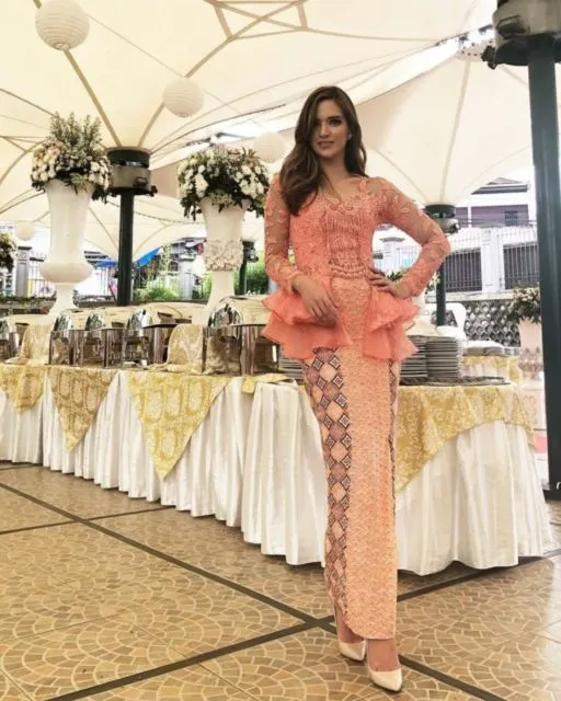 7 Panduan Praktis Pilih Kebaya Lamaran untuk si Kurus. Jadi Lebih Proporsional Seketika~ 9