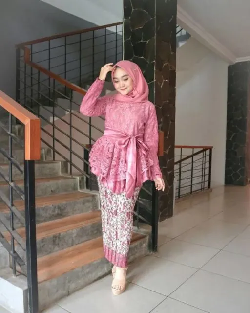 7 Panduan Praktis Pilih Kebaya Lamaran untuk si Kurus. Jadi Lebih Proporsional Seketika~ 10