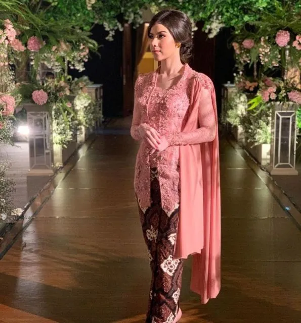 7 Panduan Praktis Pilih Kebaya Lamaran untuk si Kurus. Jadi Lebih Proporsional Seketika~ 13