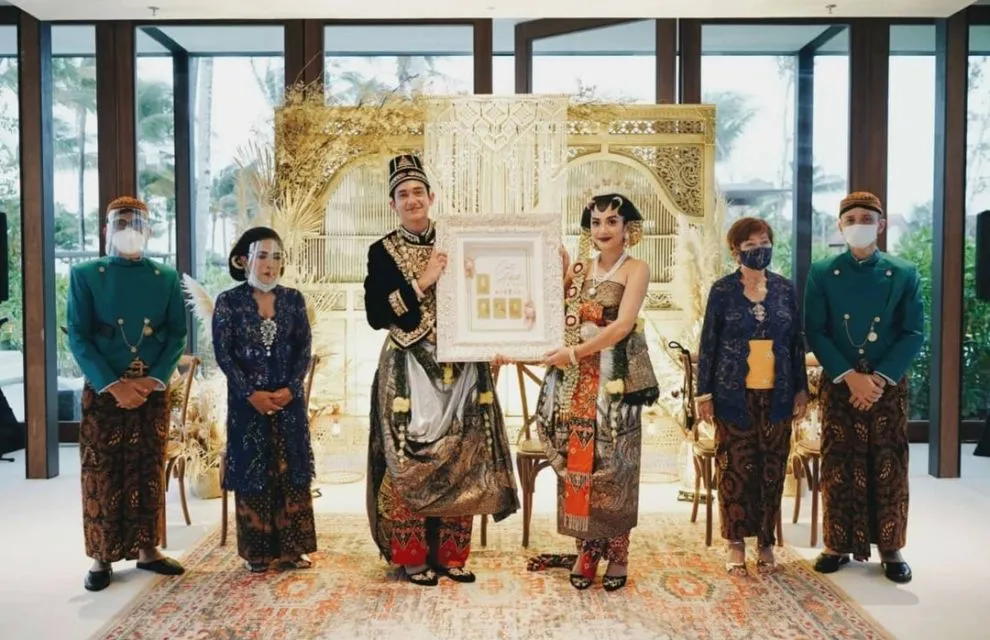 10 Detail Pernikahan Adipati Dolken-Canti Tachril. Kental Adat Jawa, Digelar di Pinggir Pantai! 14