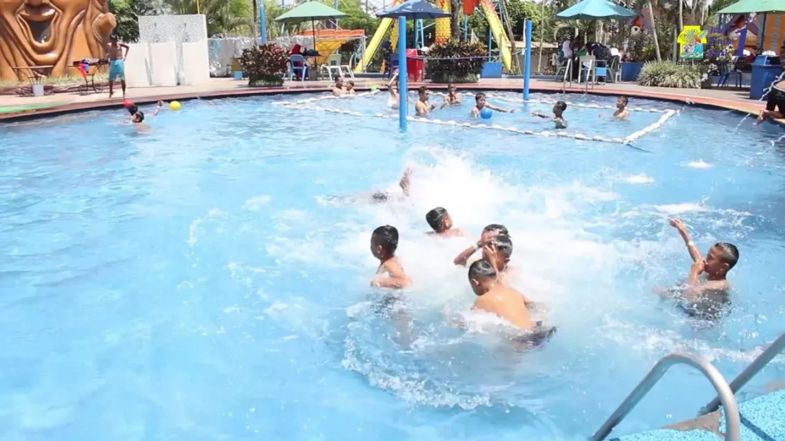 Nostalgia Renang di Kolam Renang Umum Zaman Kecil. Selalu Ada Momen Makan Pop Mie Sambil Kedinginan 3