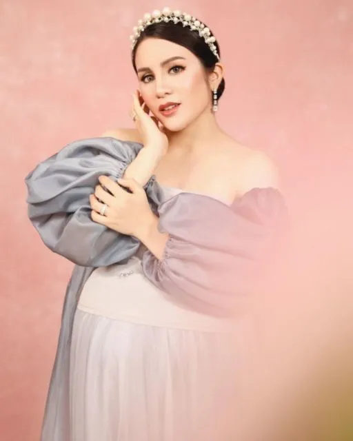 10 Flawless Maternity Photo ala Momo Geisha. Ugh, Sukses Bikin Pangling Karena Makin Glowing! 17