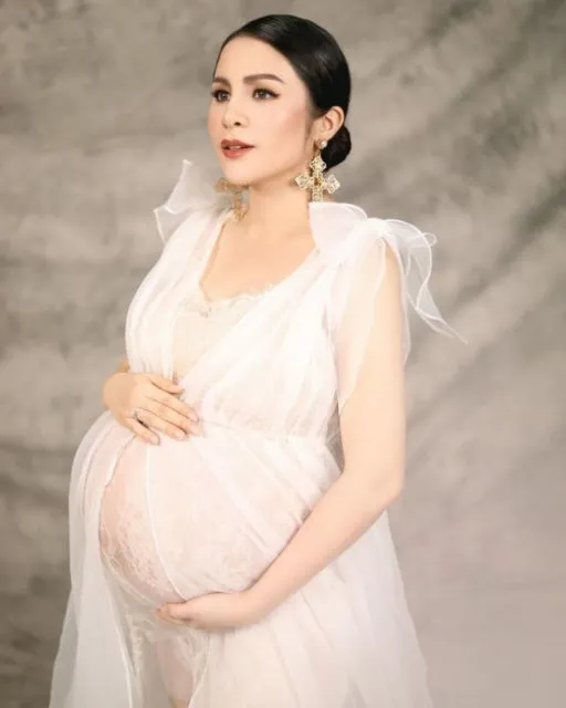 10 Flawless Maternity Photo ala Momo Geisha. Ugh, Sukses Bikin Pangling Karena Makin Glowing! 11