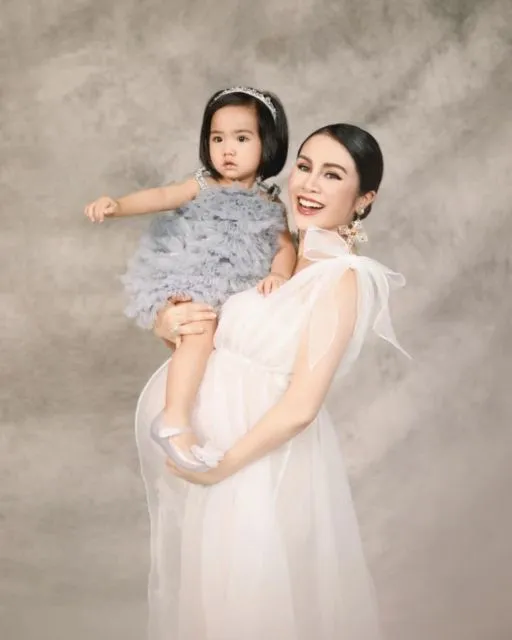 10 Flawless Maternity Photo ala Momo Geisha. Ugh, Sukses Bikin Pangling Karena Makin Glowing! 13
