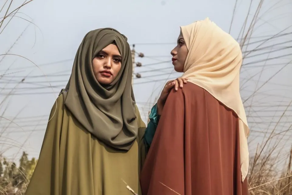 8 Trik Agar Hijab Selalu 'Stay' Alias Nggak Melorot Lagi. Kurang Kuat Kalau Cuma Pakai Peniti 9