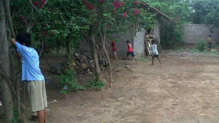 Mengenang Serunya Permainan Petak Umpet Lempar Batu. Kalau di Daerahmu Namanya Apa nih? 3