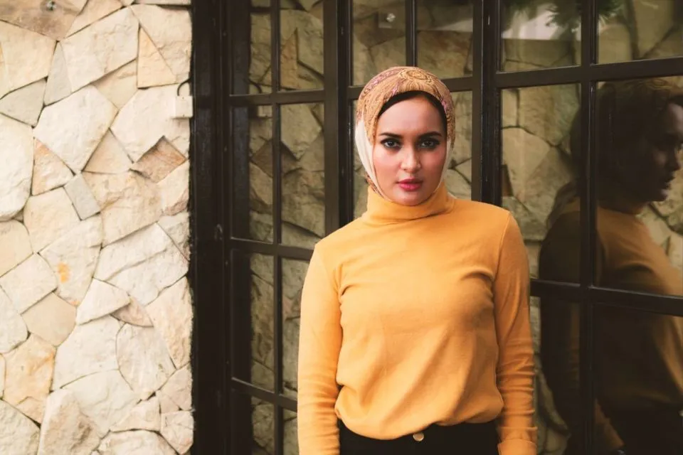 8 Trik Agar Hijab Selalu 'Stay' Alias Nggak Melorot Lagi. Kurang Kuat Kalau Cuma Pakai Peniti 13