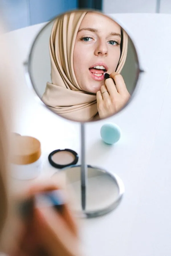 5 Karakter Penyuka Lipstik Berwarna Nude yang Nggak Terelakan; Orangnya Baik, Katanya 9
