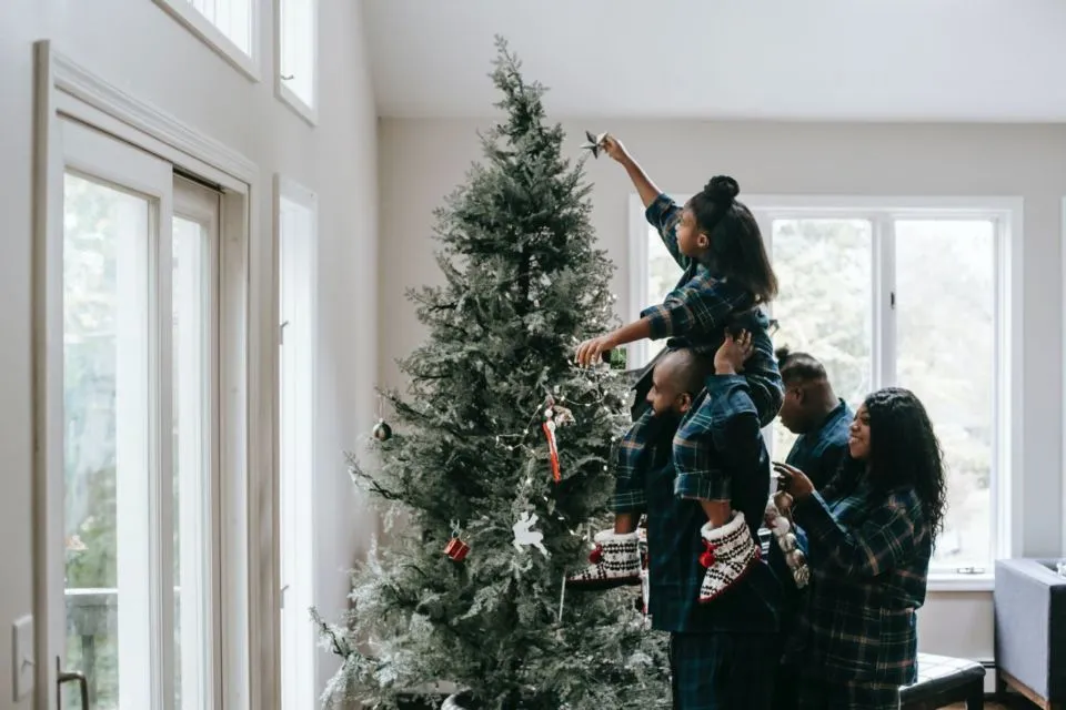 5 Manfaat Asyik Menghias Pohon Natal Bersama si Kecil. Yuk Ukir Memori Bahagia Bersamanya~ 6