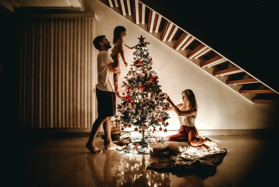 5 Manfaat Asyik Menghias Pohon Natal Bersama si Kecil. Yuk Ukir Memori Bahagia Bersamanya~ 7