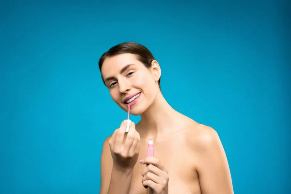 4 Alasan Mutlak Kenapa Kamu Harus Mulai Mengandalkan Lip Gloss di Banding Lip Matte. Wajib Baca! 6