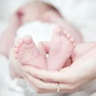 Ajaib, Bayi Paling Tua Lahir dari Embrio Beku 27 Tahun. Usia Aslinya Cuma Beda 18 Bulan dengan Ibu