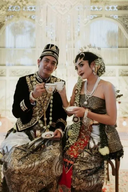 10 Detail Pernikahan Adipati Dolken-Canti Tachril. Kental Adat Jawa, Digelar di Pinggir Pantai! 12