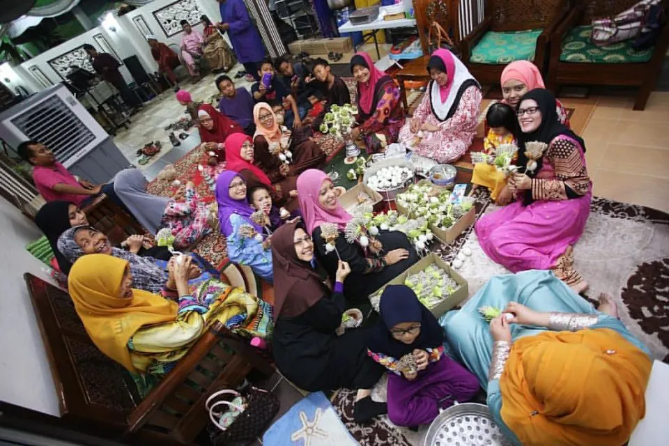 Pura-Pura Cari Emak di Rumah Orang Nikahan Adalah Cara Bocah Dapat Makanan Enak Gratisan. Cerdik! 2