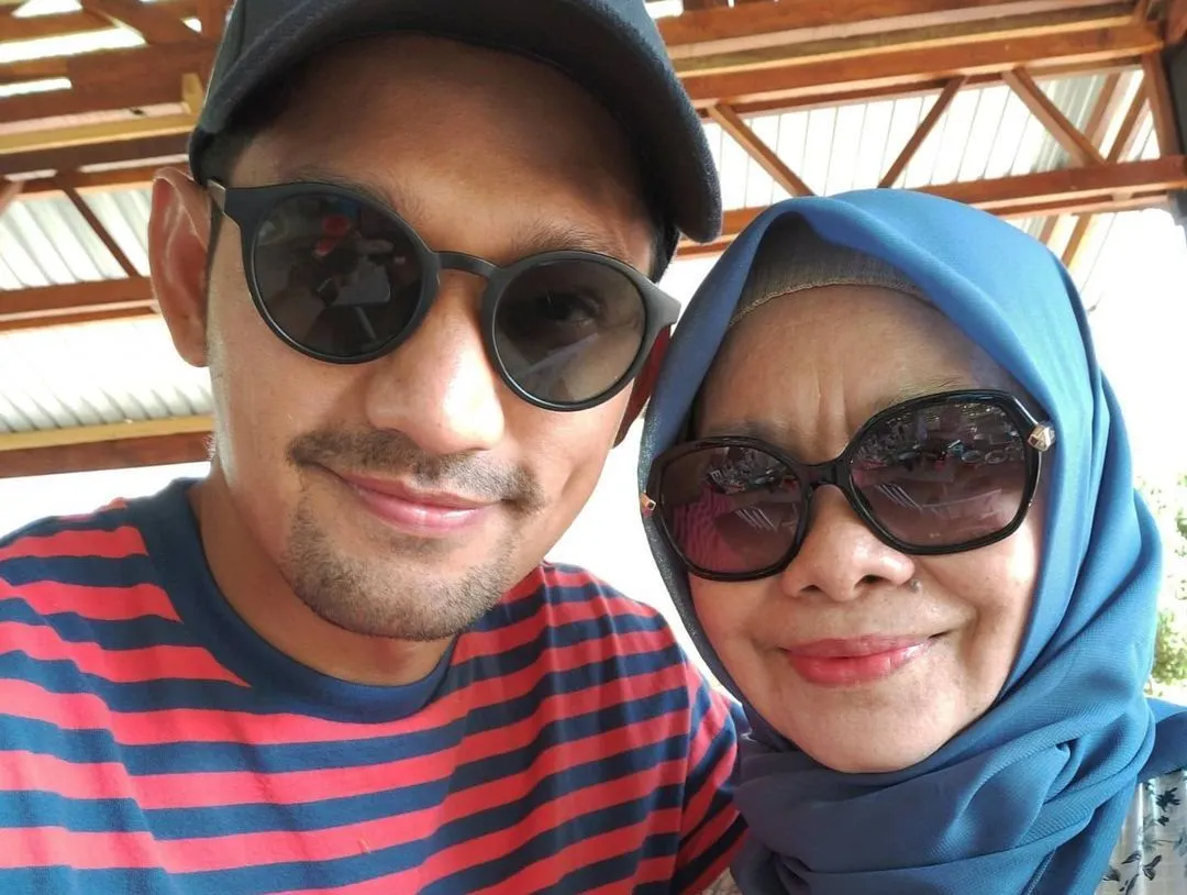 Ibunda Ririn Ekawati Meninggal, Ibnu Jamil Jadi Imam Sholat Jenazah dan Ikut Turun ke Liang Lahat 4