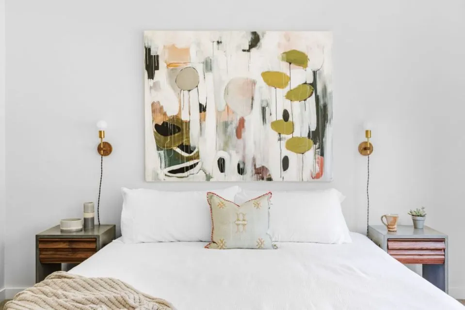 7 Dekorasi Dinding Kamar Tidur yang Nggak Perlu Bikin Baru. Seringnya Pakai DIY Susah Ditiru 9