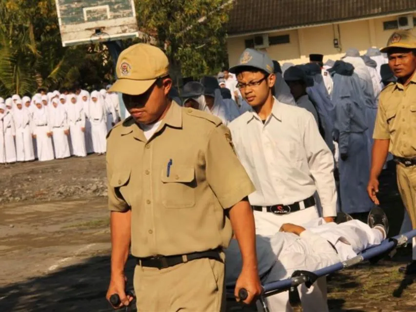 Pura-pura Pingsan Saat Upacara Adalah Momen Terlicik Zaman Sekolah. Ada yang Pernah Begini? 6