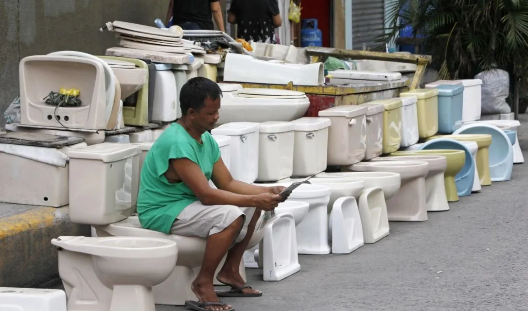 Kebiasaan Pakai WC Jongkok Terus Pindah ke WC Duduk itu Semacam Cobaan Hidup. Susah! 7