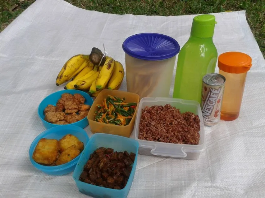 Nostalgia Renang di Kolam Renang Umum Zaman Kecil. Selalu Ada Momen Makan Pop Mie Sambil Kedinginan 4