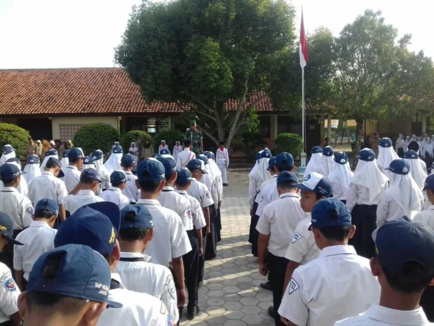 Pura-pura Pingsan Saat Upacara Adalah Momen Terlicik Zaman Sekolah. Ada yang Pernah Begini? 5
