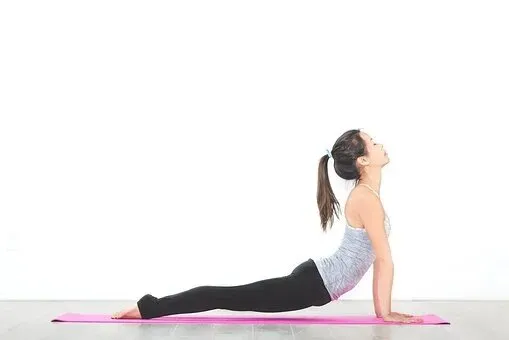 9 Gerakan Yoga Untuk Pemula yang Bisa Kamu Praktikan di Rumah dengan Mudah 17 gerakan-gerakan yoga
