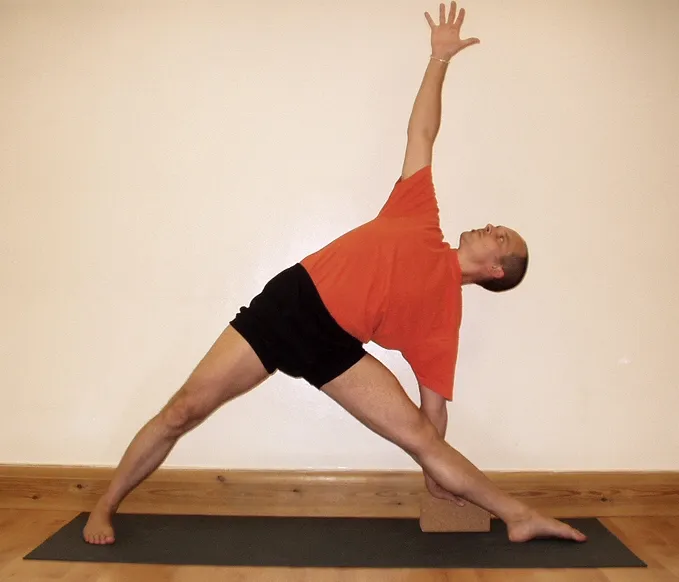 9 Gerakan Yoga Untuk Pemula yang Bisa Kamu Praktikan di Rumah dengan Mudah 13 gerakan yoga untuk pemula