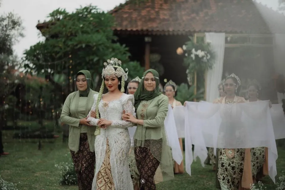 10 Detail Akad Nikah Yura Yunita-Donne Maulana, Adem dalam Nuansa Rustic Hijau dan Putih 18