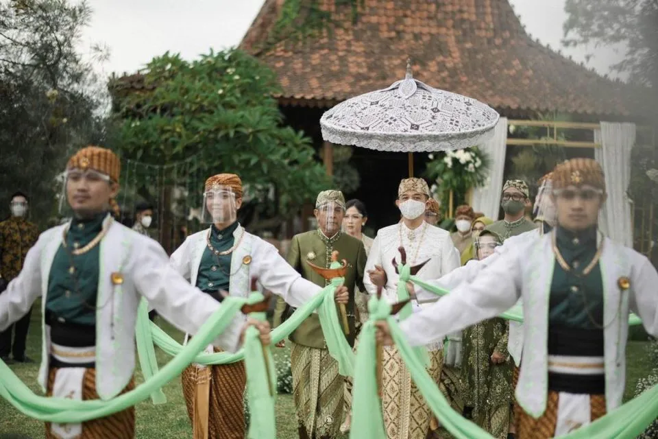 10 Detail Akad Nikah Yura Yunita-Donne Maulana, Adem dalam Nuansa Rustic Hijau dan Putih 15