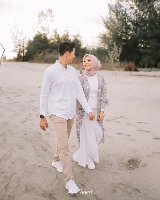 8 Ide Busana Couple yang 'Nggak Couple Banget'. Anti Norak, Bisa Bikin Kompak! 17
