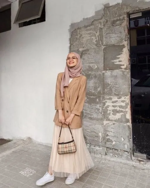 Penasaran Gimana Cara Buat Tampil Feminin tapi Tetap Rapi? Simak Trik Berikut Ini! 6