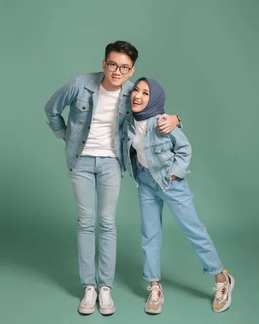 8 Ide Busana Couple yang 'Nggak Couple Banget'. Anti Norak, Bisa Bikin Kompak! 11