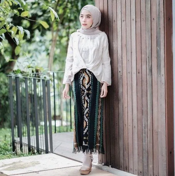 9 Kebaya Putih Tradisional Namun Dikemas Modern; Referensi Pas Buatmu yang Simpel! 10