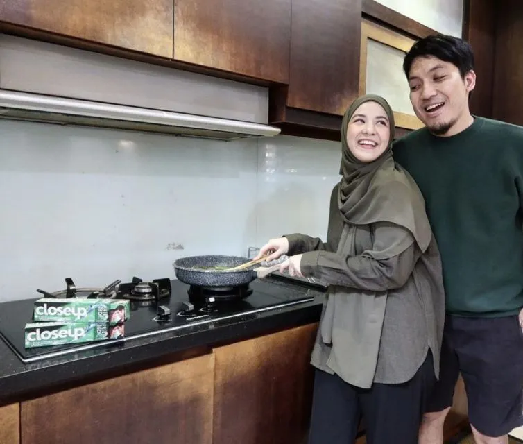 10 Pasangan Artis dengan Usia Terpaut Jauh; Lebih dari 15 Tahun 12