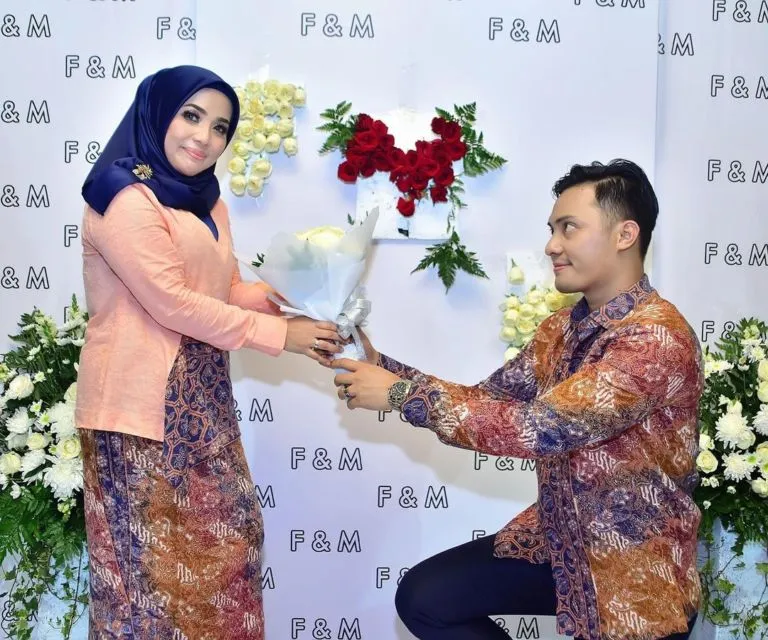 10 Pasangan Artis dengan Usia Terpaut Jauh; Lebih dari 15 Tahun 19