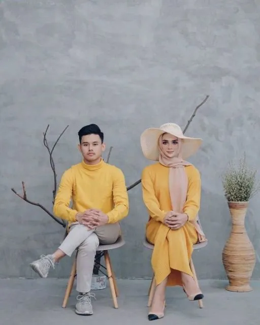 8 Ide Busana Couple yang 'Nggak Couple Banget'. Anti Norak, Bisa Bikin Kompak! 14